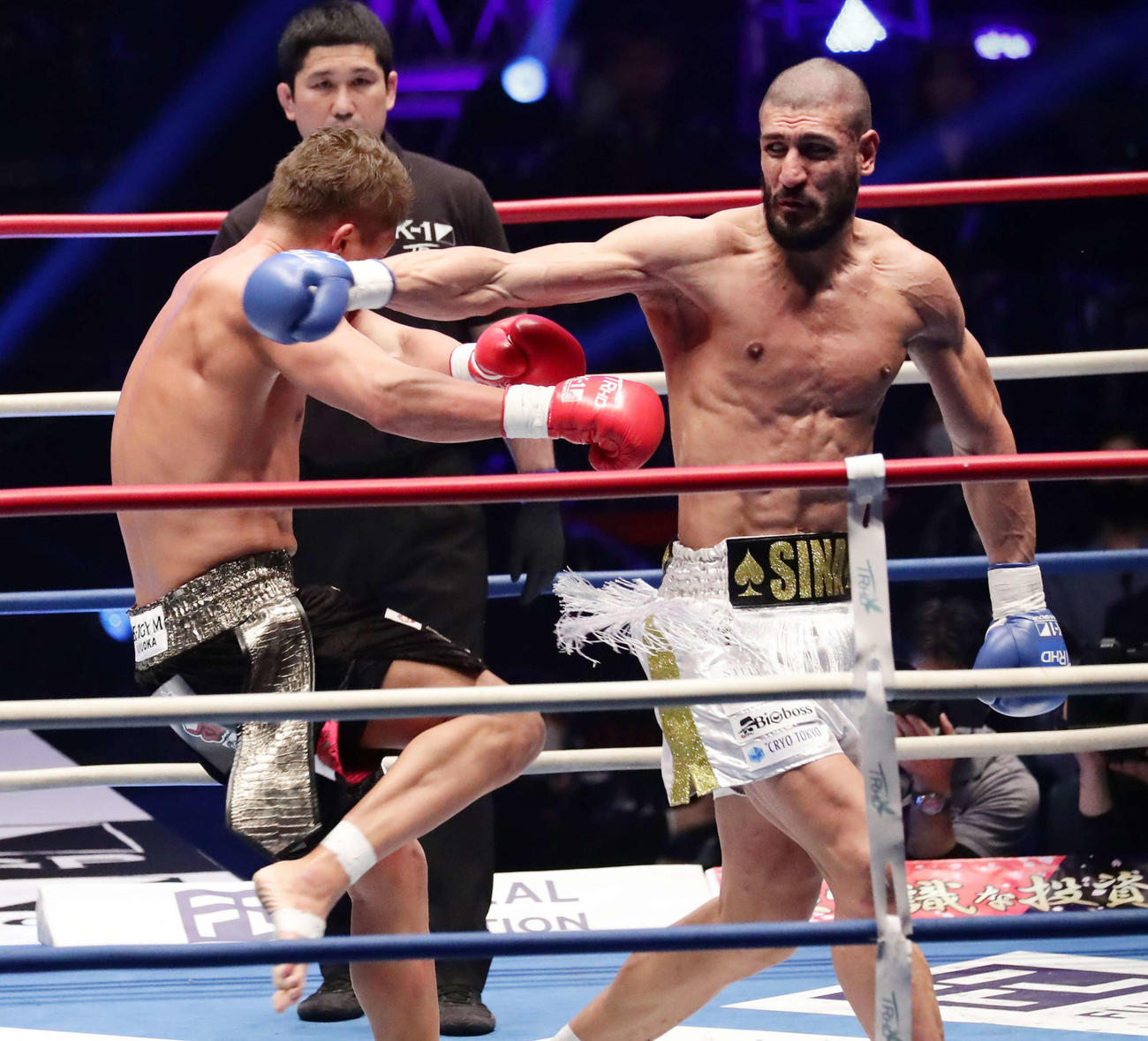 クルーザー級タイトル戦　K－Jee対シナ・カリミアン　2回、シナ・カリミアンが後ろ向きから繰り出したパンチがK－Jeeの側頭部をとらえて逆転KOとなる（撮影・丹羽敏通）