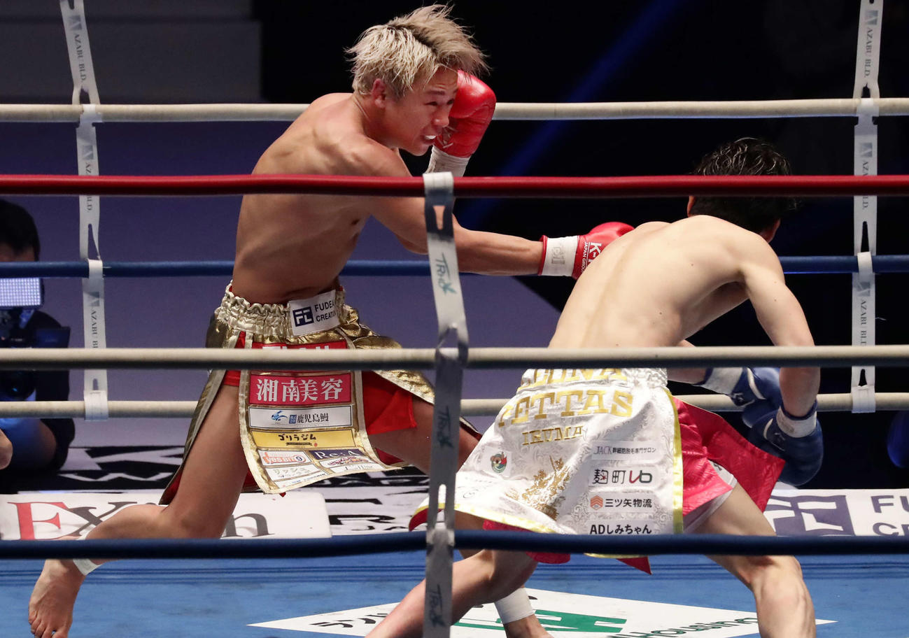 スーパーフェザー級タイトル戦　武尊対レオナ・ペタス　2回、右でダウンを奪う武尊（左）（撮影・丹羽敏通）