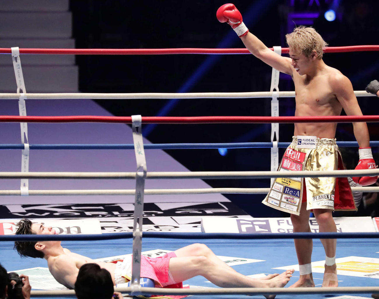 スーパーフェザー級タイトル戦　武尊対レオナ・ペタス　1回、ダウンを奪う武尊（右）（撮影・丹羽敏通）