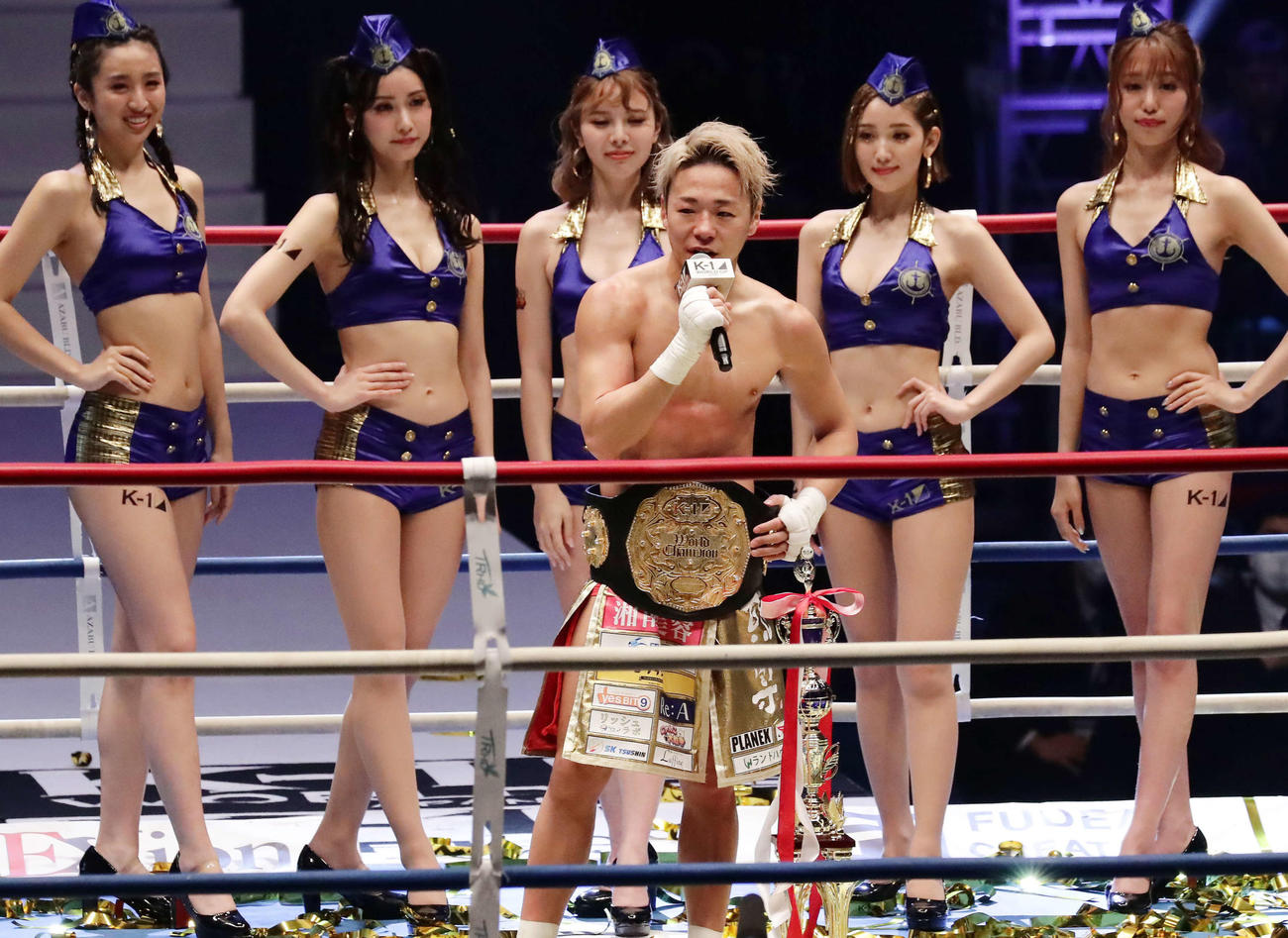 スーパーフェザー級のタイトル防衛に成功して、あいさつで那須川天心との対戦を希望した武尊（撮影・丹羽敏通）