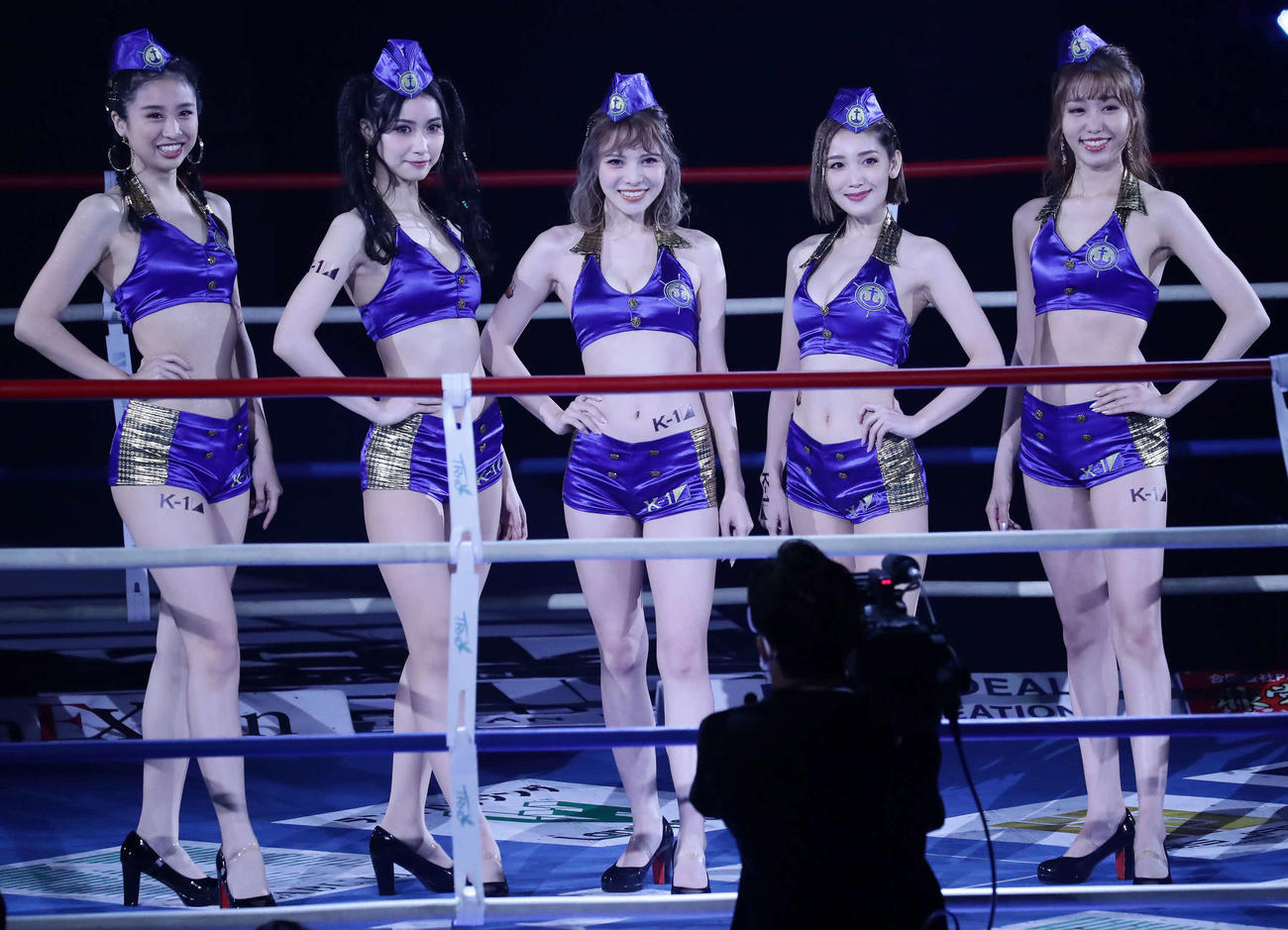 リングに勢ぞろいしたK1ガールズ（撮影・丹羽敏通）