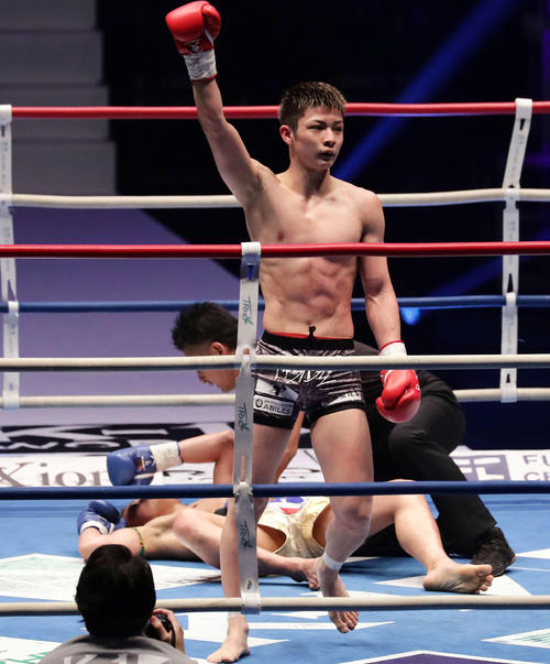 玖村将史対ダウサコン・モータッサナイ 2回、KO勝ちした玖村将史(撮影・丹羽敏通)