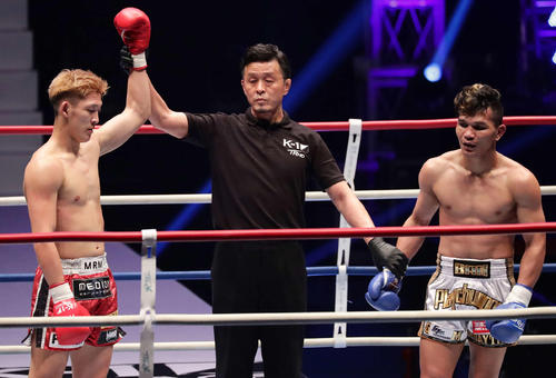 野杁正明対プライチュンポン・ソーシーソムポン 判定で勝利した野杁正明(左)(撮影・丹羽敏通)