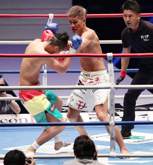 城戸康裕対松下大紀 2回、城戸康裕(右)のパンチが松下大紀をとらえる(撮影・丹羽敏通)