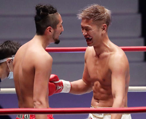 城戸康裕対松下大紀 健闘をたたえ合う松下大紀(左)と城戸康裕(撮影・丹羽敏通)