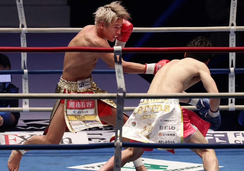 スーパーフェザー級タイトル戦 武尊対レオナ・ペタス 2回、右でダウンを奪う武尊(左)(撮影・丹羽敏通)