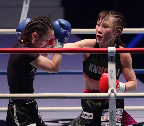 高梨knuckle美穂対MARI 3回、高梨knuckle美穂(右)のパンチがMARIをとらえる(撮影・丹羽敏通)