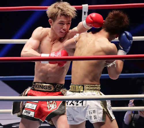 3回、パンチで攻める玖村修平(左)(撮影・丹羽敏通)