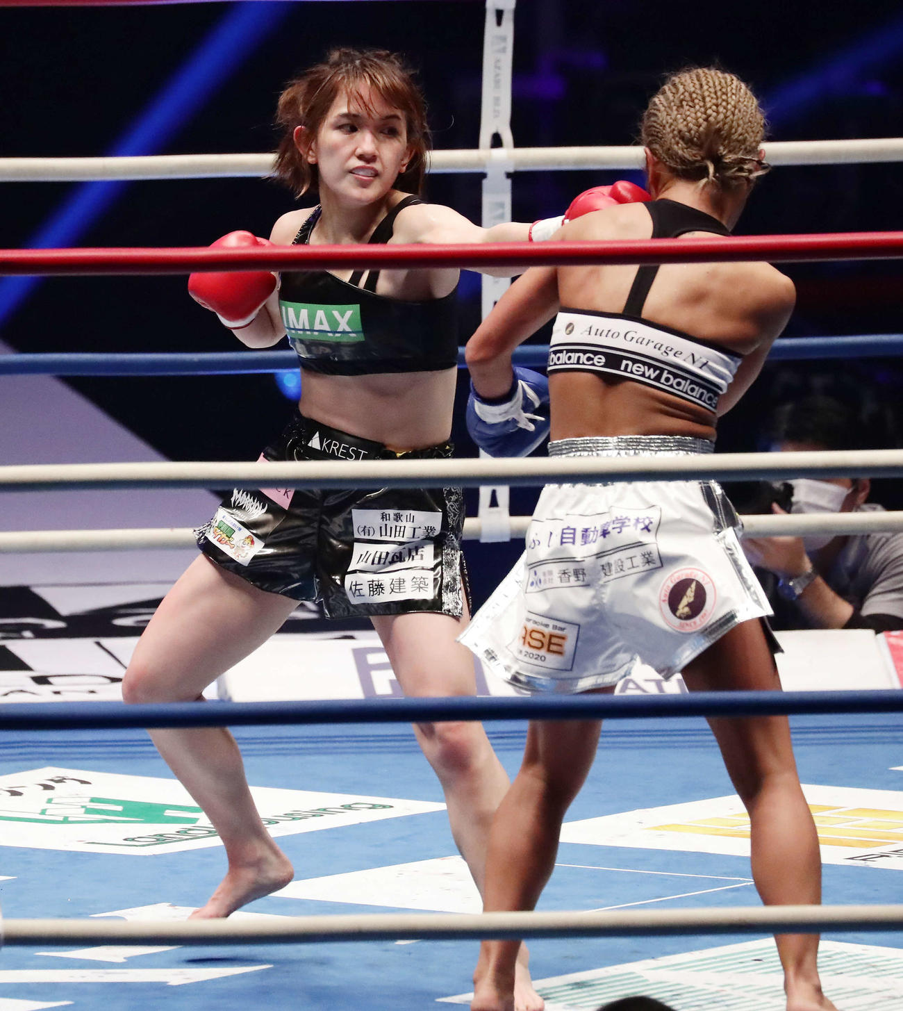 MIO対山田真子　3回、パンチを打ち込むMIO（左）（撮影・丹羽敏通）