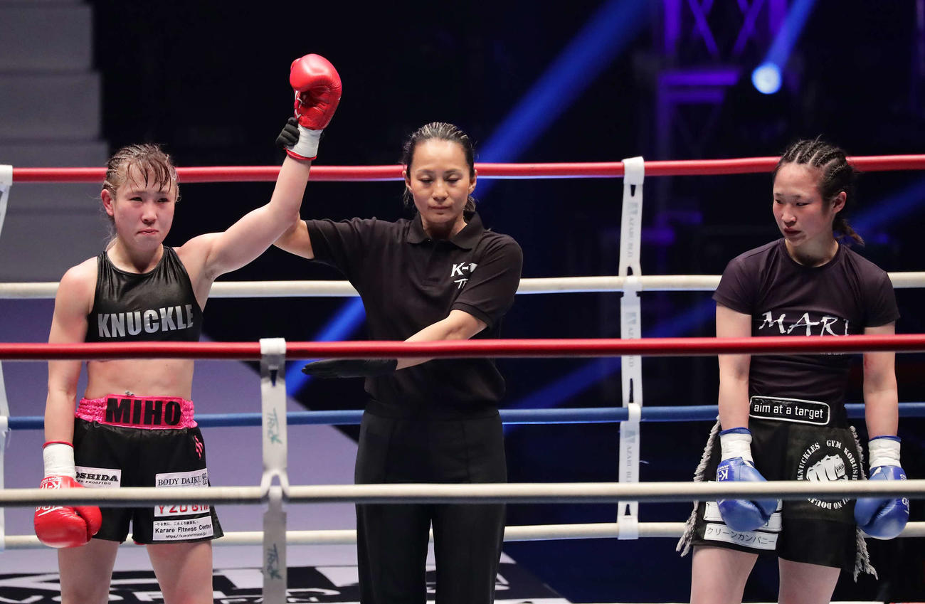 延長戦の判定で勝利した高梨knuckle美穂（左）（撮影・丹羽敏通）