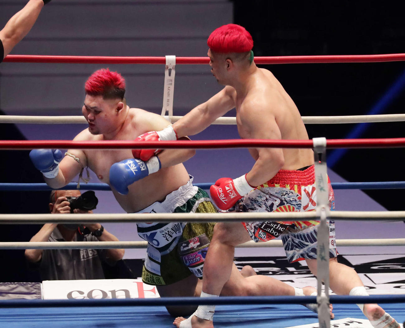ヘビー級　京太郎対実方宏介　2回、京太郎（右）のパンチが決まって崩れ落ちる実方宏介（撮影・丹羽敏通）