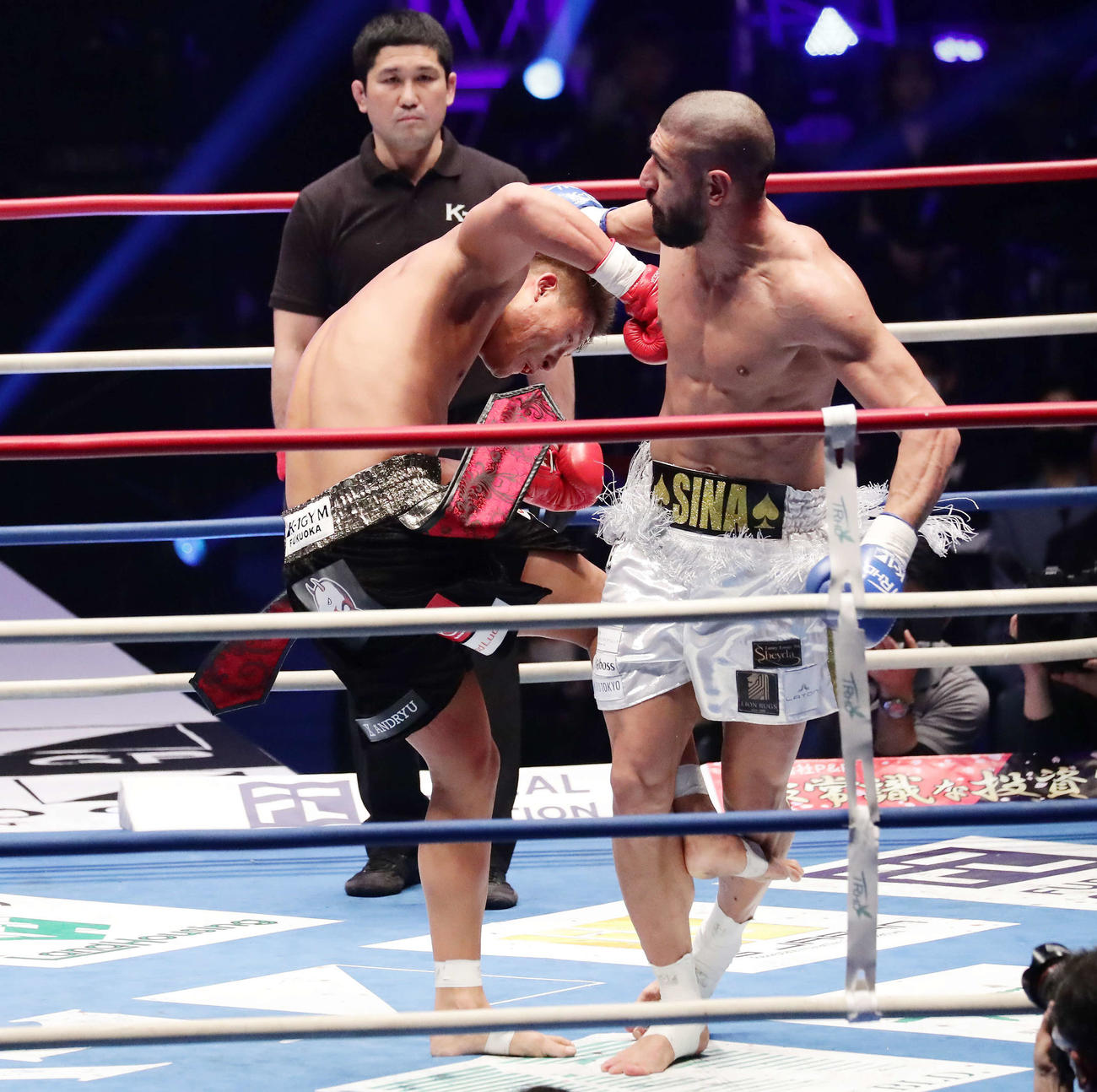 クルーザー級タイトル戦　K－Jee対シナ・カリミアン　2回、シナ・カリミアンが後ろ向きから繰り出したパンチがK－Jeeの側頭部をとらえて逆転KOとなる（撮影・丹羽敏通）