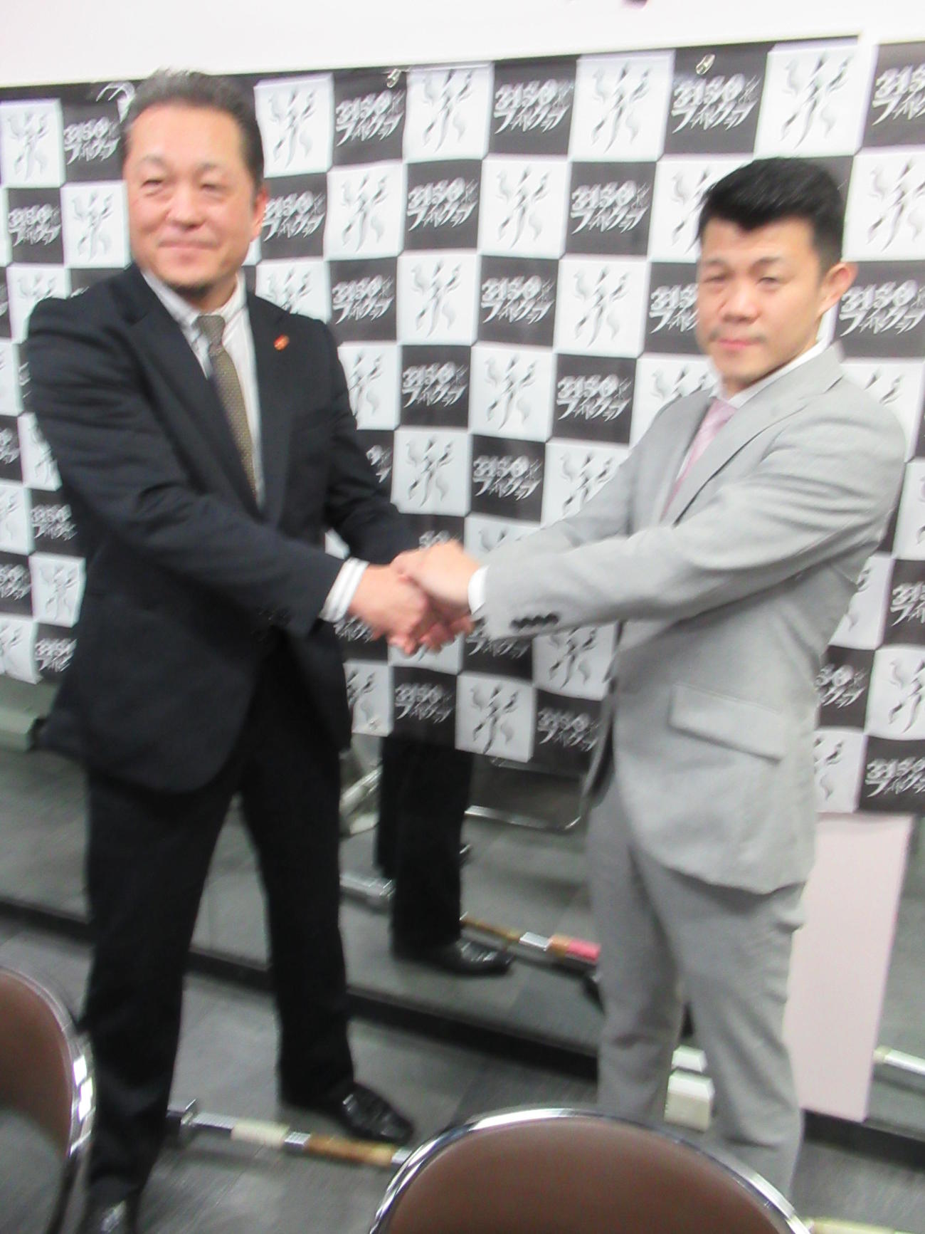 5・5共同開催の興行を発表した亀田興毅会長（右）と山下会長（撮影・実藤健一）