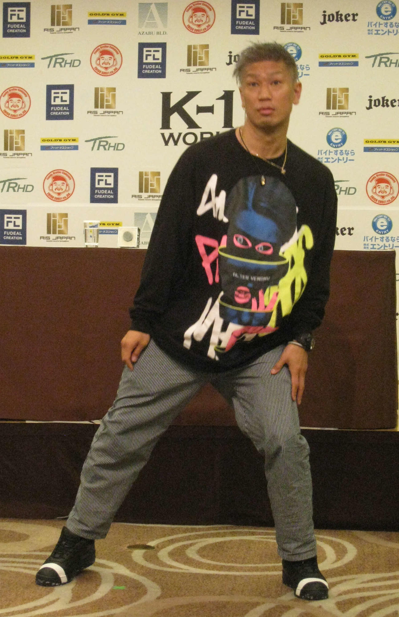 試合一夜明け会見でチューチュートレインポーズを見せる城戸康裕（撮影・吉池彰）