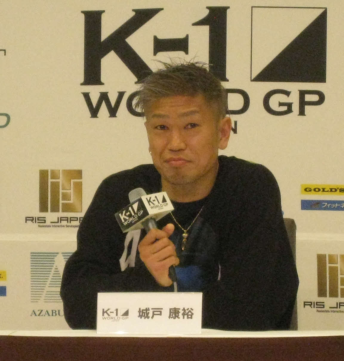 一夜明け会見に臨んだ城戸康裕（撮影・吉池彰）