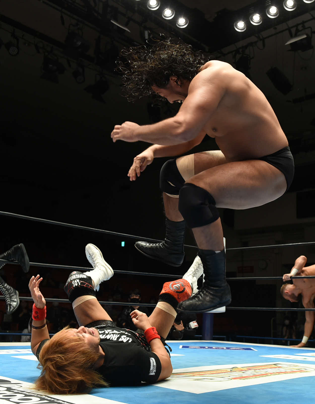 新日本プロレス後楽園大会　内藤哲也（下）を踏み付ける辻陽太（新日本プロレス提供）