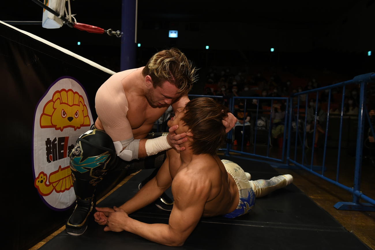 新日本プロレス後楽園大会　飯伏幸太（右）の髪をつかみ、にらみ付けるウィル・オスプレイ（新日本プロレス提供）
