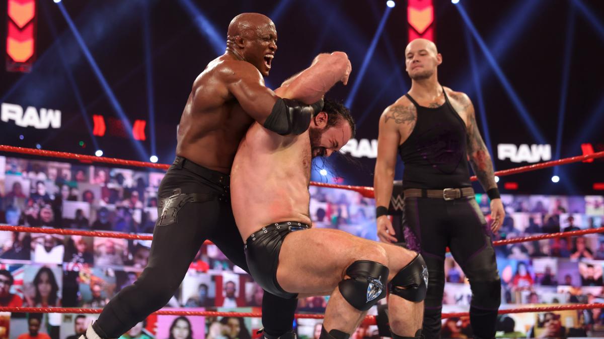 マッキンタイア（中央）にハートロックを仕掛けるWWEヘビー級王者ラシュリー（左端）。右端はコービン（C）2021 WWE, Inc. All Rights Reserved.