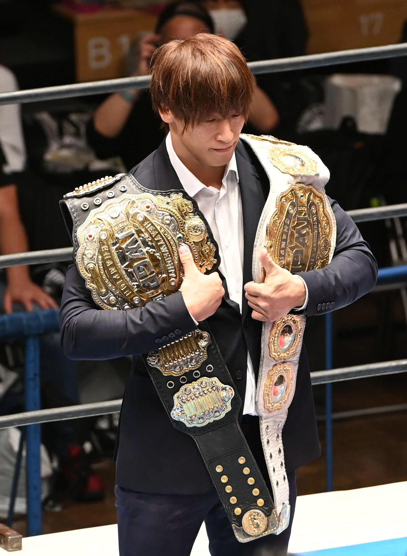 返還するIWGPヘビー級のベルト（左）とインターコンチネンタルのベルトを持ってリングに上がった飯伏（撮影・山崎安昭）