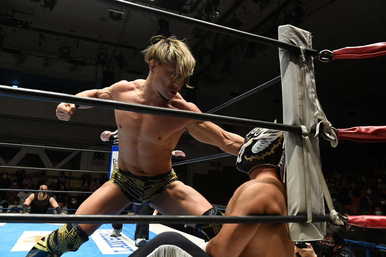 新日本プロレス後楽園大会　エル・デスペラードをコーナーに追い込み、殴りかかるSHO（左）（新日本プロレス提供）