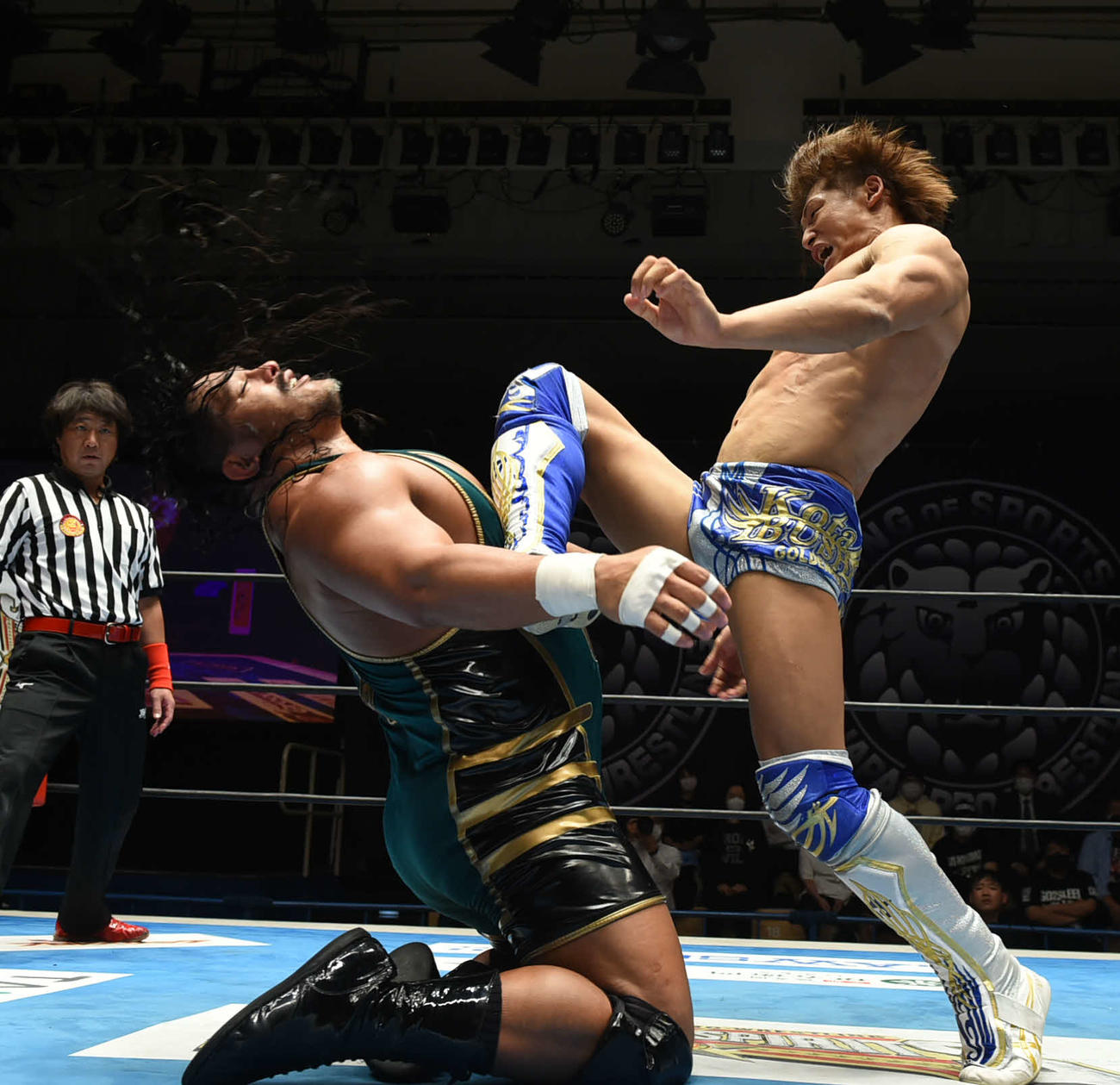 新日本プロレス後楽園大会　ジェフ・コブにカミゴェをさく裂させる飯伏幸太（右）（新日本プロレス提供）