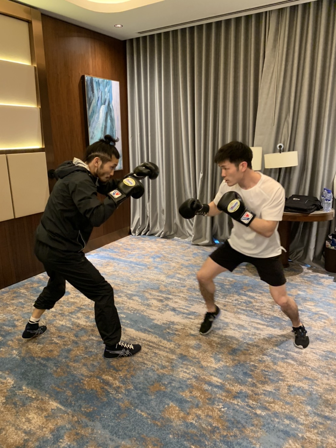 岩佐亮佑（左）はホテルの自室で同行したパートナー南出とマスボクシングで調整（セレスジム提供）