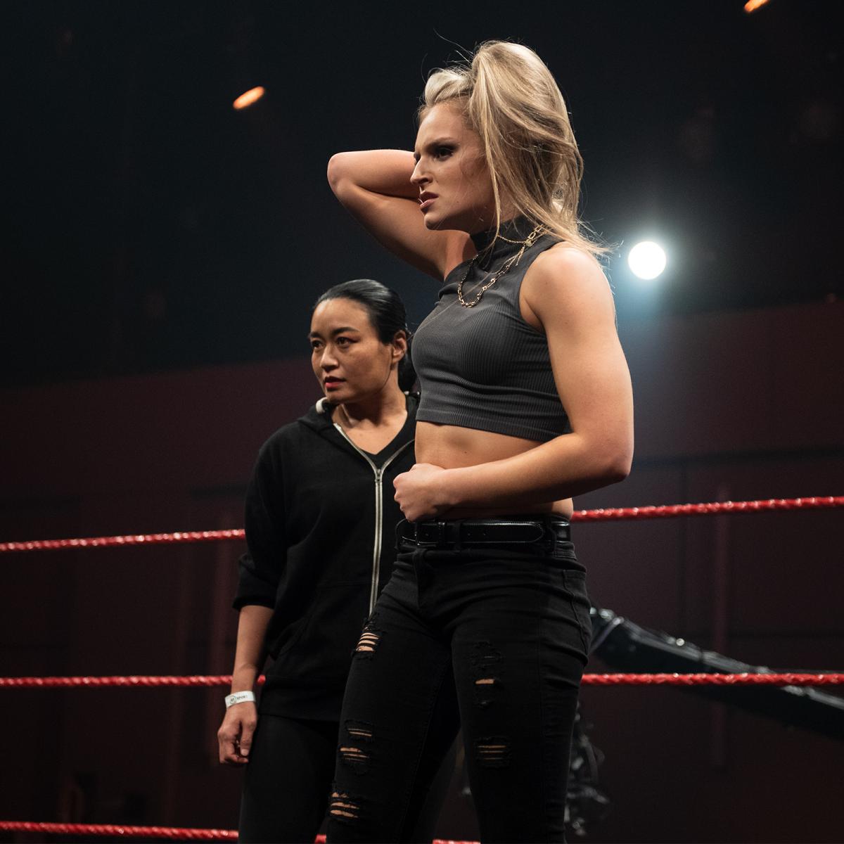 ミリー・マッケンジー（右）を救出した里村明衣子（Ｃ）2021 WWE, Inc. All Rights Reserved.