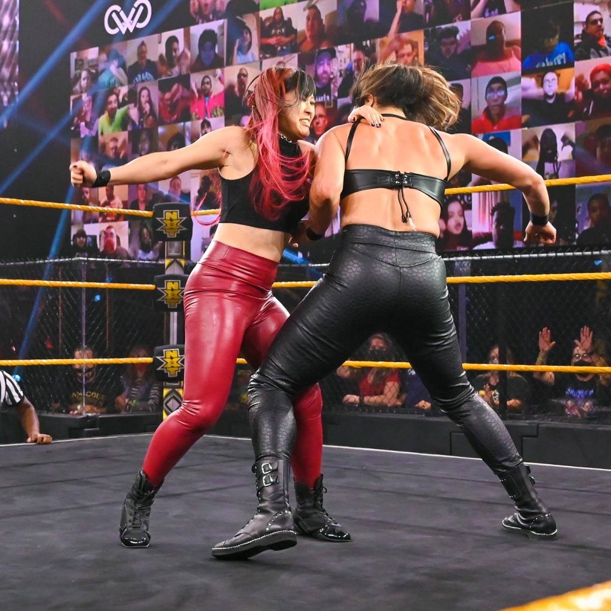ラケル・ゴンザレス（右）とリング上で乱闘するNXT女子王者紫雷イオ（C）2021 WWE, Inc. All Rights Reserved.