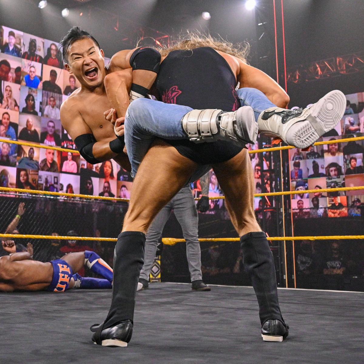 ピート・ダン（右）をホバーボード・ロックで絞めるKUSHIDA（Ｃ）2021 WWE, Inc. All Rights Reserved.