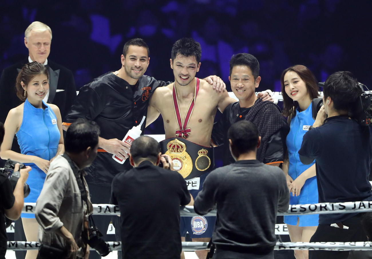 ボクシングWBA世界ミドル級選手権　村田諒太対スティーブン・バトラー　5回TKO勝ちし、ホルヘ・リナレス（中央左）、田中繊大（右）と記念撮影する村田諒太（2019年12月23日撮影）