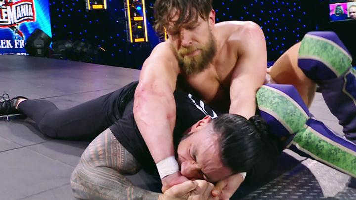 WWEユニバーサル王者ローマン・レインズ（左）にイエスロックを仕掛けるダニエル・ブライアン（C）2021 WWE, Inc. All Rights Reserved.
