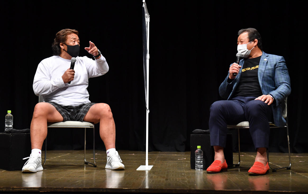 日本プロレス殿堂会「レジェンドサミット」でトークショーする長州力（左）と藤波辰爾（撮影・柴田隆二）