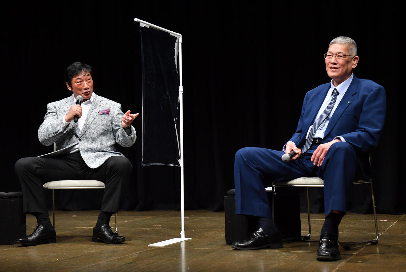 日本プロレス殿堂会「レジェンドサミット」でトークショーする小橋建太氏（左）と田上明氏（撮影・柴田隆二）
