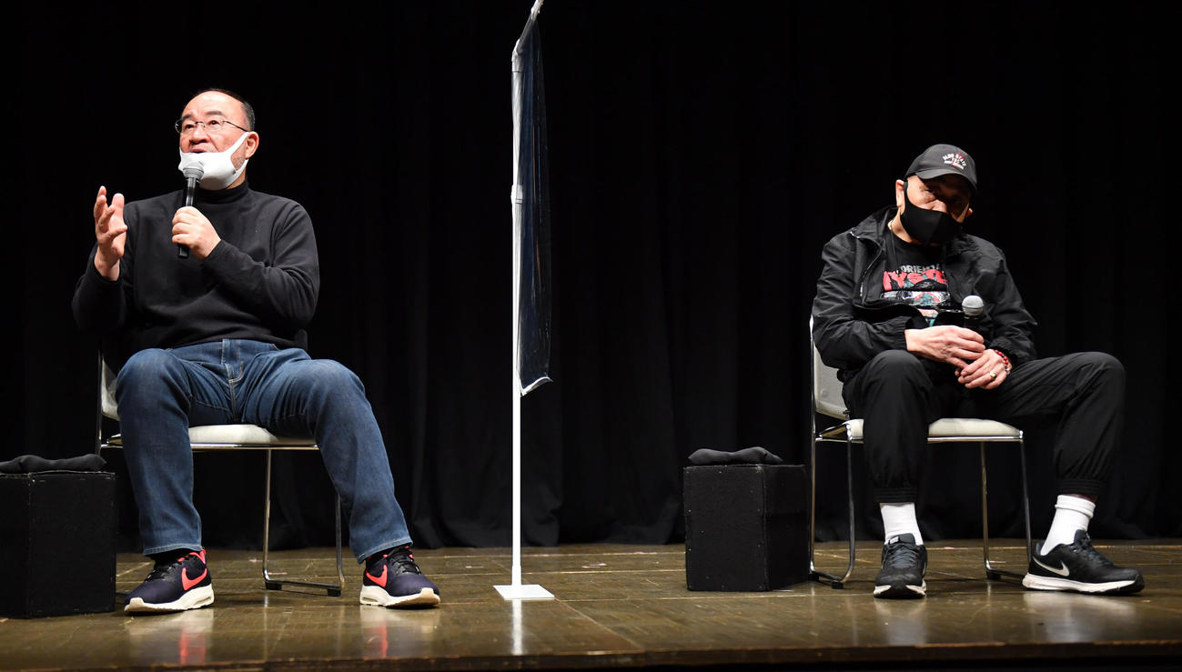 日本プロレス殿堂会「レジェンドサミット」でトークショーをする越中詩郎（左）とザ・グレート・カブキ（撮影・柴田隆二）