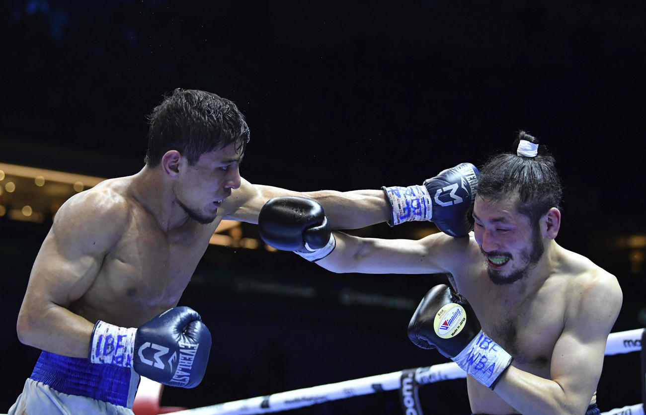 ムロジョン・アフマダエリエフと対戦する岩佐亮佑（AP）