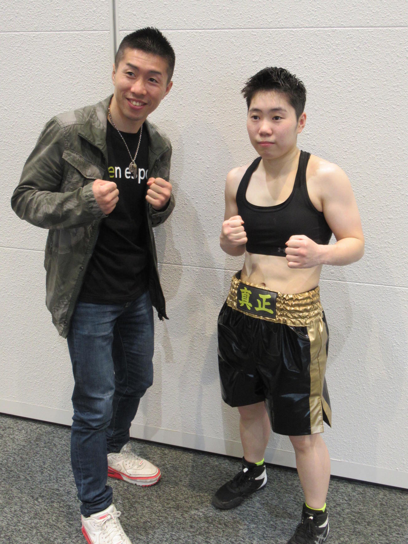 2連勝の山中菫（右）は応援に駆けつけた元世界王者の兄・竜也とポーズ（撮影・実藤健一）