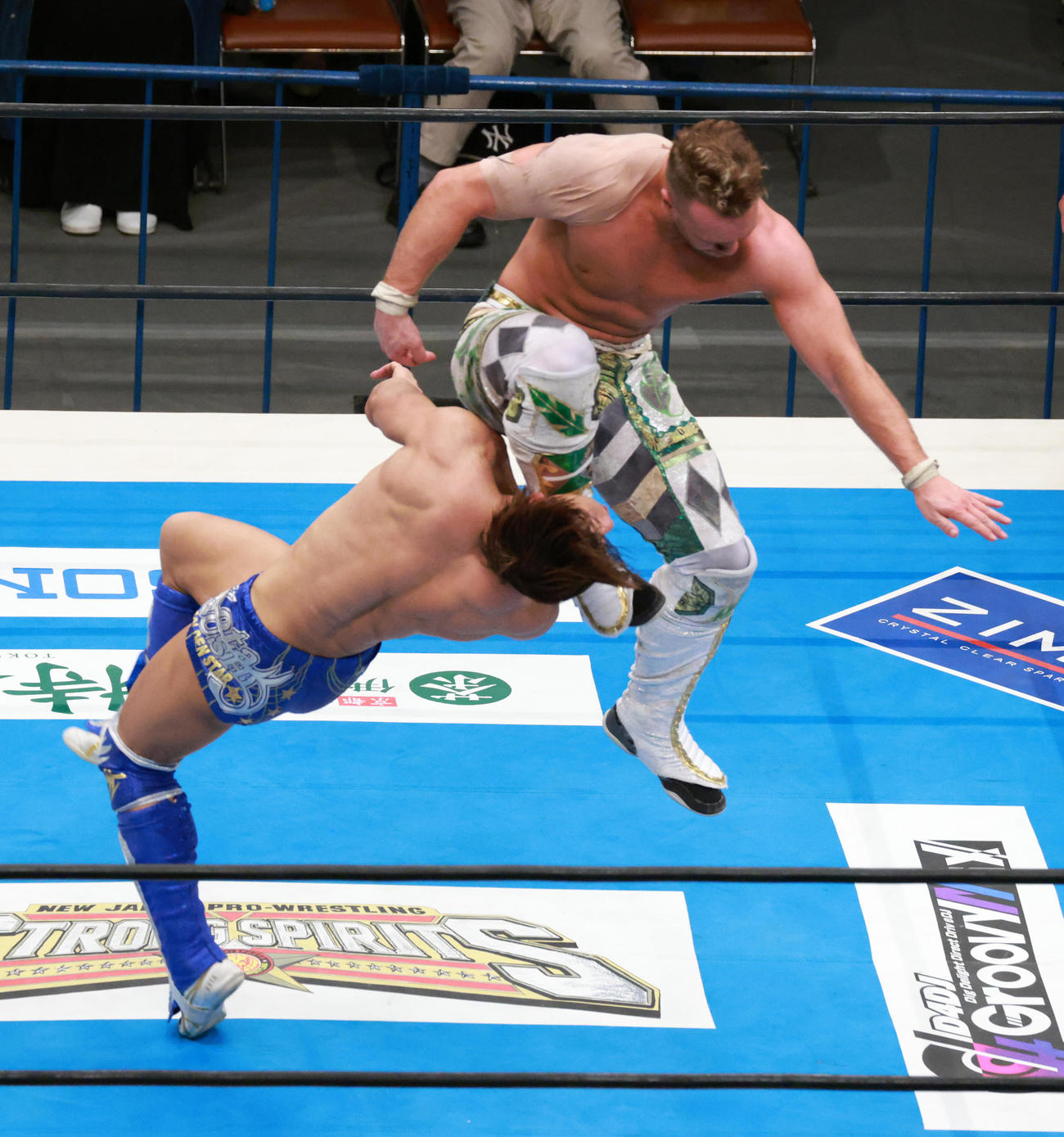 飯伏（左）にジャンピングニーを浴びせるオスプレイ（撮影・中島郁夫）