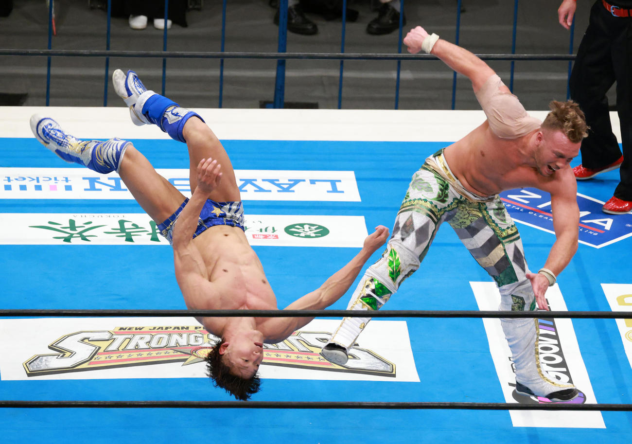 飯伏（左）にジャンピングニーを浴びせるオスプレイ（撮影・中島郁夫）