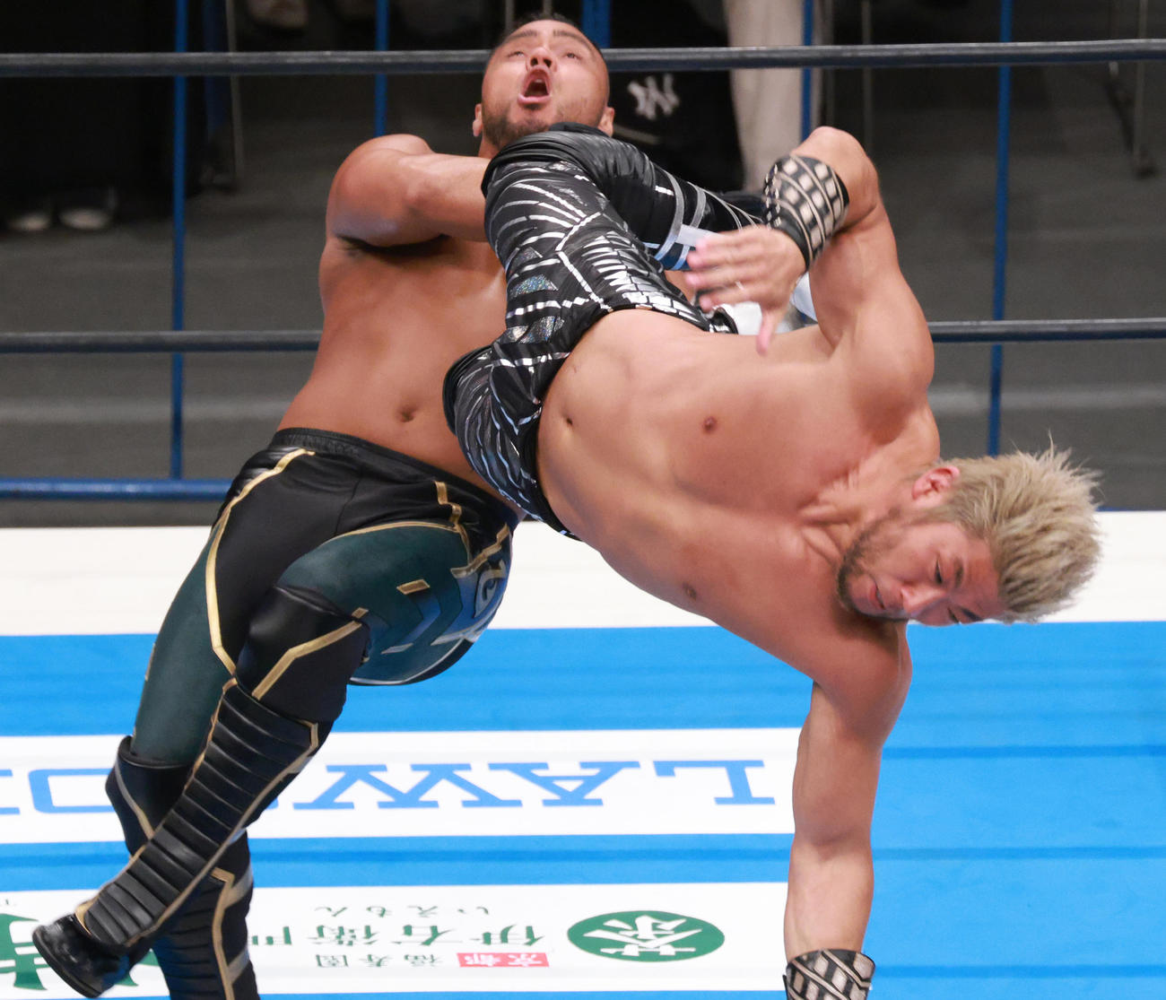 ヘナーレ（左）にドロップキックするSANADA（撮影・中島郁夫）