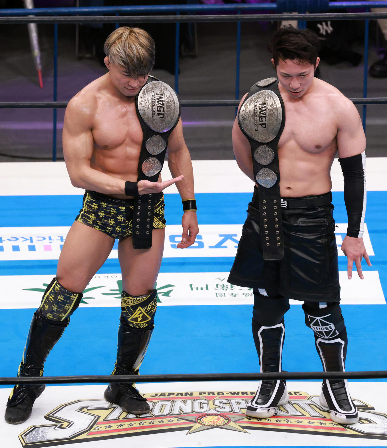 IWGPジュニアタッグ新王者に輝いたROPPONGI 3K。SHO（左）とYOH（撮影・中島郁夫）