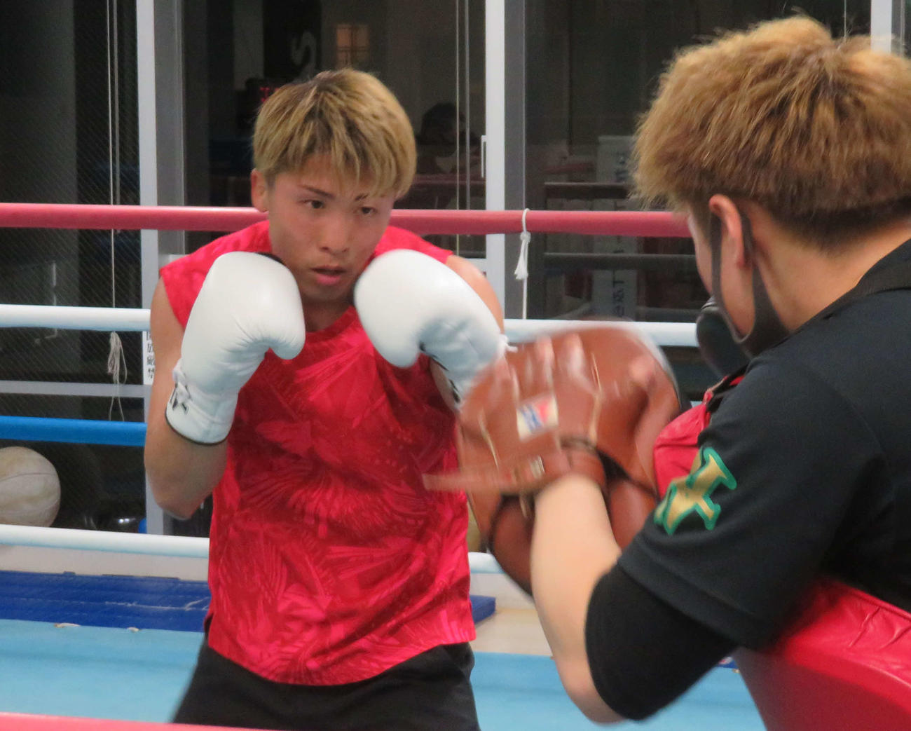 ミット打ちを消化するWBAスーパー・IBF世界バンタム級王者井上尚弥（左）