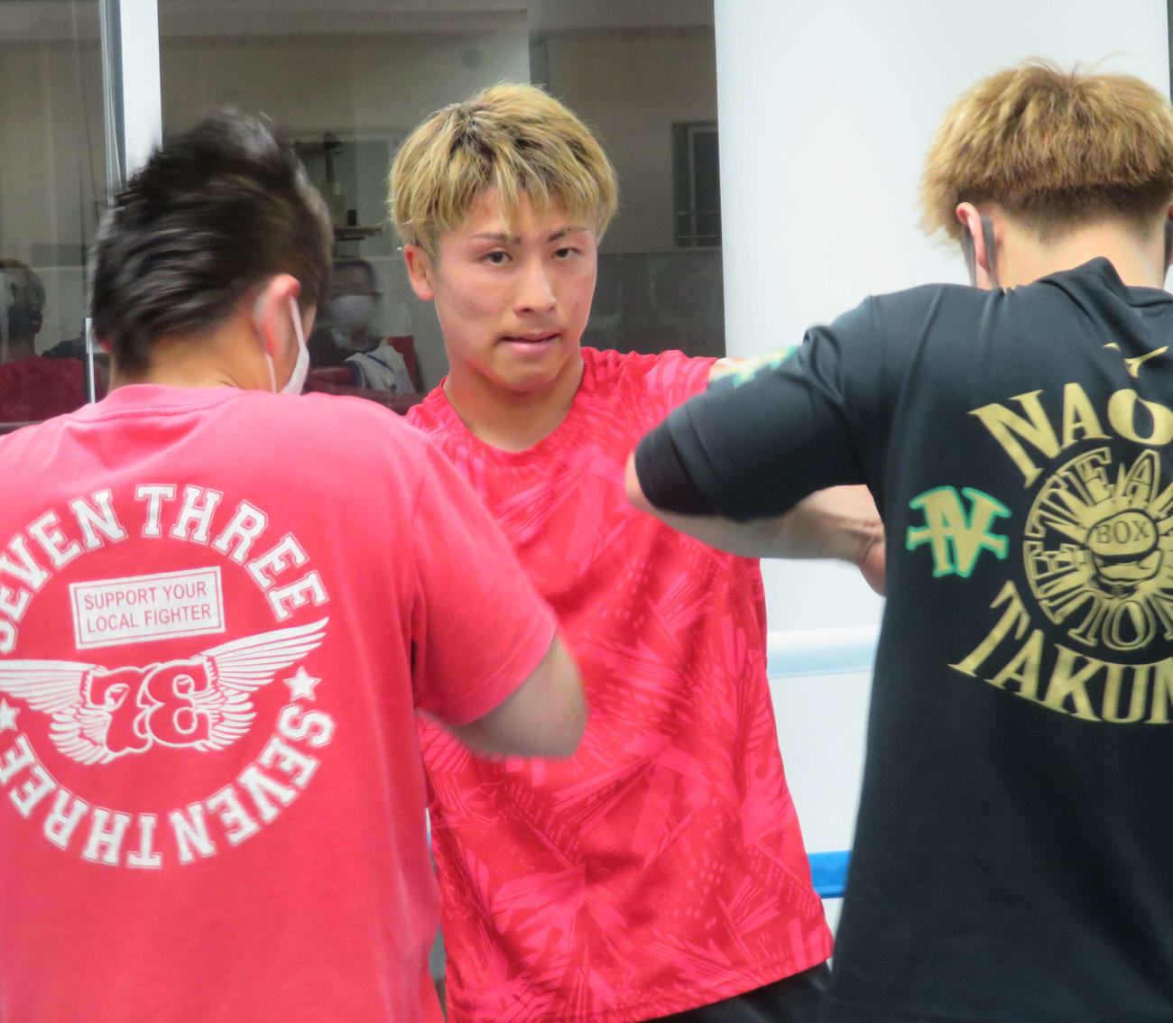 真剣なまなざしでミット打ちの準備に入るWBAスーパー・IBF世界バンタム級王者井上尚弥（中央）