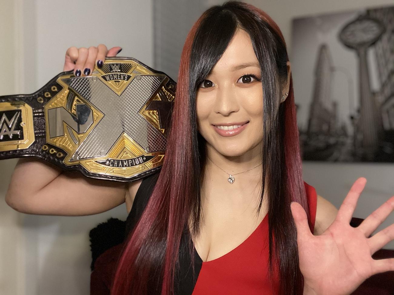 300日以上保持するNXT女子王座ベルトを手に笑顔をみせる王者紫雷イオ（C）2021 WWE, Inc. All Rights Reserved.