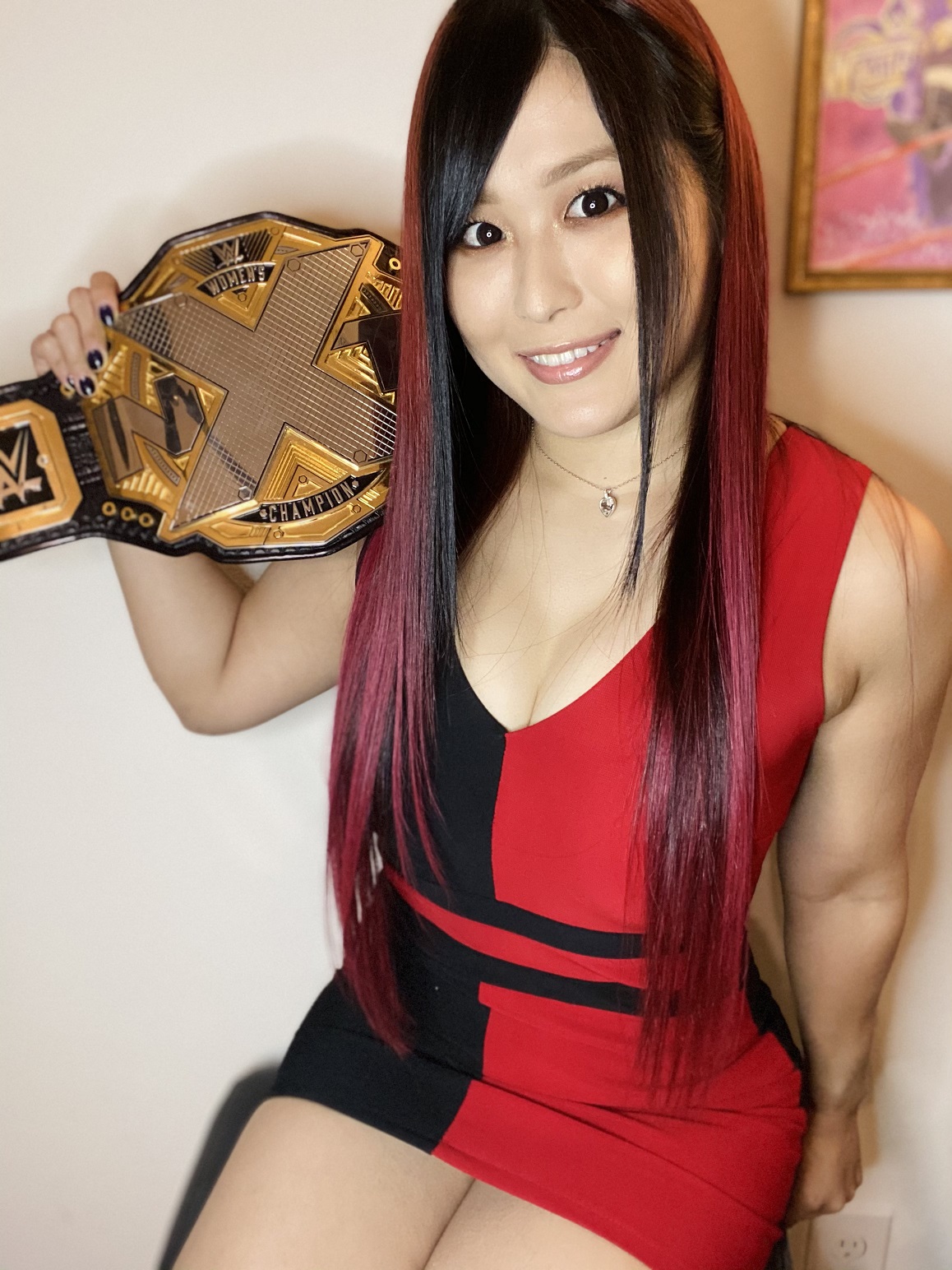 ヘアカラーに合わせたドレスでオンラインインタビューに応じたNXT女子王者紫雷イオ（C）2021 WWE, Inc. All Rights Reserved.