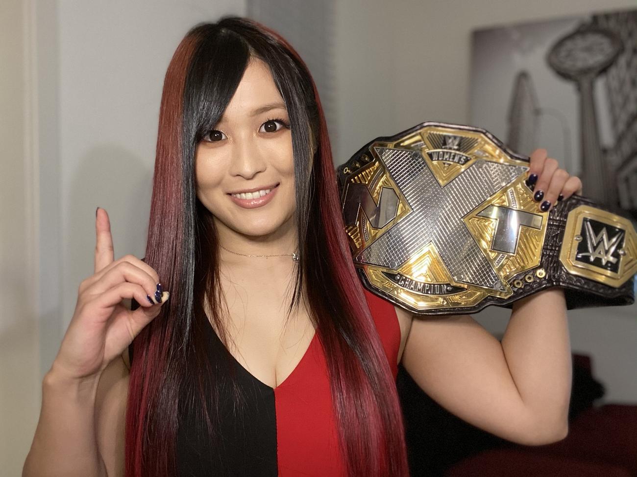 NXTテイクオーバー大会のメインでNXT女子王座の防衛に自信を示した王者紫雷イオ（C）2021 WWE, Inc. All Rights Reserved.