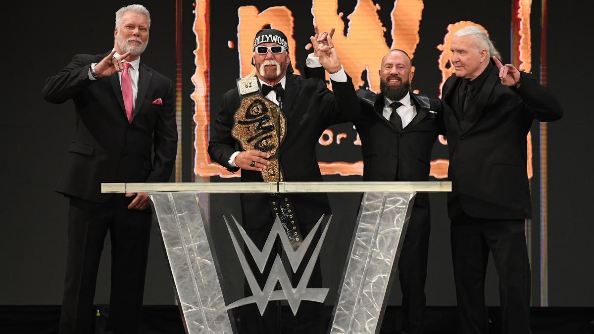 21年WWE殿堂入り式典に出席したnWoメンバーを代表し、あいさつするハルク・ホーガン（左から2番目）（Ｃ）2021 WWE, Inc. All Rights Reserved.