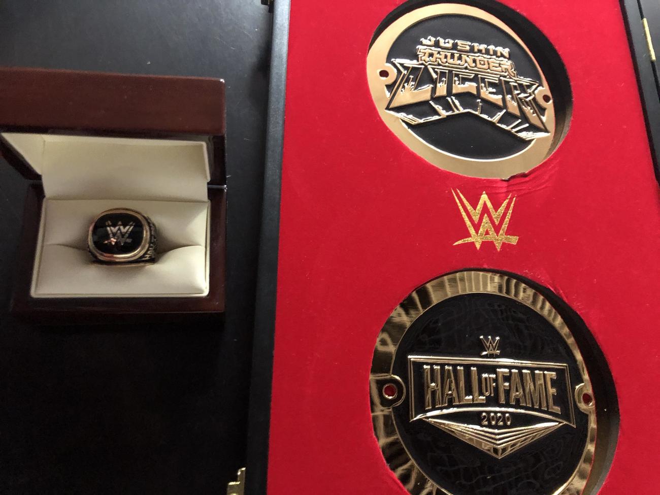 獣神サンダー・ライガーが受け取ったWWE殿堂入りの表彰盾とリング（Ｃ）2021 WWE, Inc. All Rights Reserved.