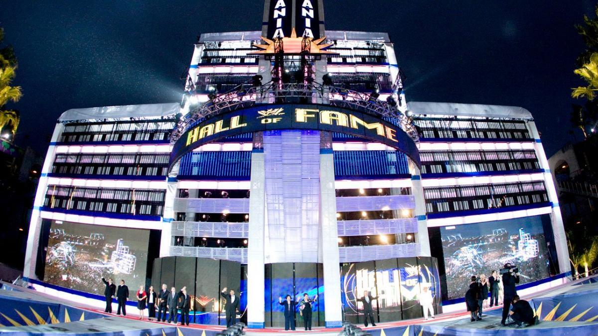 レッスルマニア24大会のマイアミリゾートをイメージしたステージ(C)2021 WWE, Inc. All Rights Reserved.