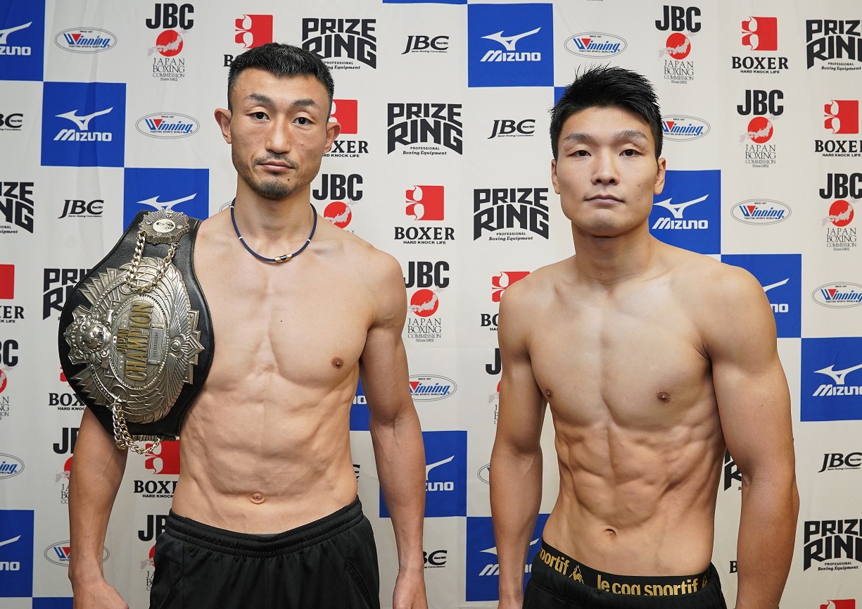 前日計量をパスした日本ウエルター級王者小原佳太（左）と挑戦者の坂井祥紀（三迫ジム提供）