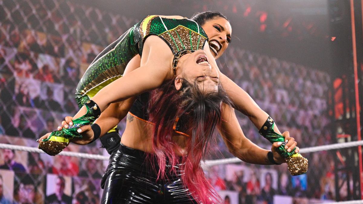 ゴンザレス（右）に持ち上げられる紫雷（C）2021 WWE, Inc. All Rights Reserved.